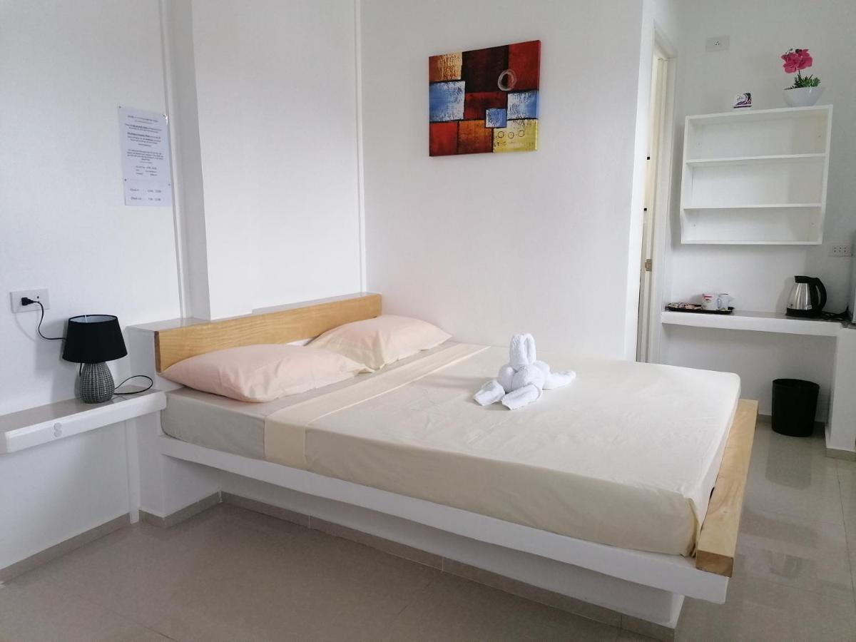 Astillo'S Guest Houses 몰볼 외부 사진